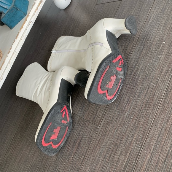 White John Fluevog boots with heart shaped heel. - Picture 3 of 5